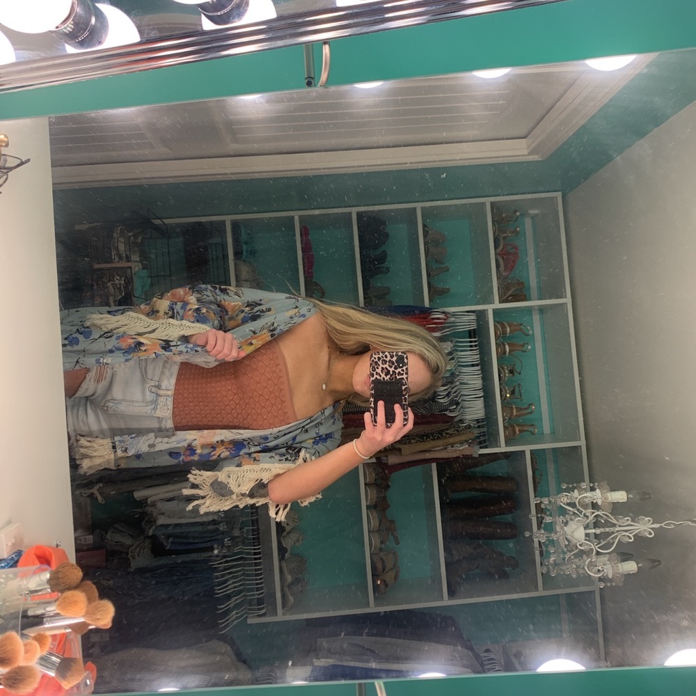 the cardigan/kimono in this picture